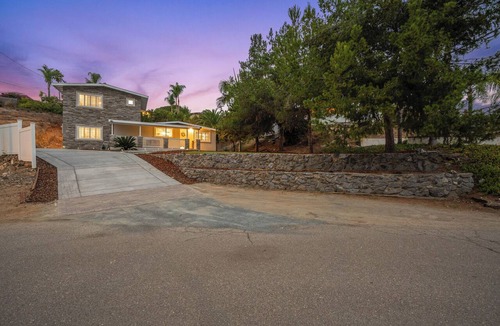 Mount Helix Apartment | Private Studio w King Bed, Bathroom, 1 Parking