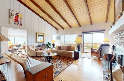 Eureka House | Quaint & Spacious Home w/Panoramic Bay Views & a Large Deck