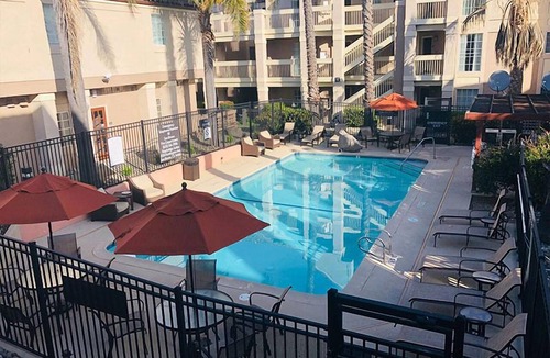 San Bruno Hotel | Quick Drive from San Francisco Int’l Airport! Unit w/Full Kitchen & Free Bfast!