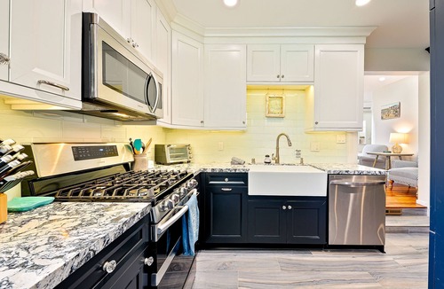 South Mission Beach Apartment | Quiet, ground-floor beach bungalow steps from the water with enclosed patio & AC