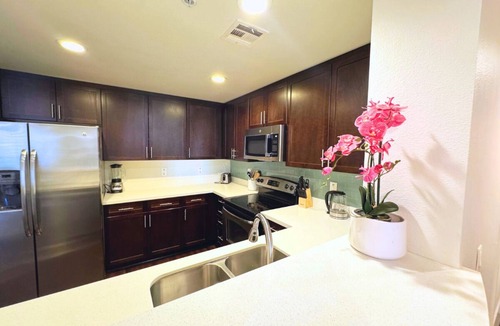 Westwood Apartment | Quiet PentHouse 3BR/2BA 30+ Night Wilshire Corridor Near UCLA, Westwood