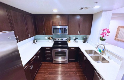 Westwood Apartment | Quiet PentHouse 3BR/2BA 30+ Night Wilshire Corridor Near UCLA, Westwood