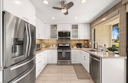 Rancho Mirage Condo | Rancho Mirage golf condo with pool, spa, mountain views, dining, and shopping nearby