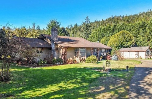 Hiouchi House | Redwood Retreat in Hiouchi – Spacious Luxury Near the River & Redwoods