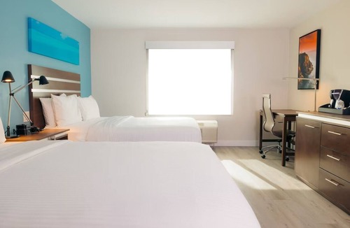 Harbor Hotel | Relaxing 2 Queen Stay at The Cove Hotel! Pool & Gym Access | Explore Long Beach!