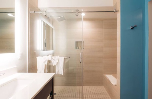 Harbor Hotel | Relaxing 2 Queen Stay at The Cove Hotel! Pool & Gym Access | Explore Long Beach!