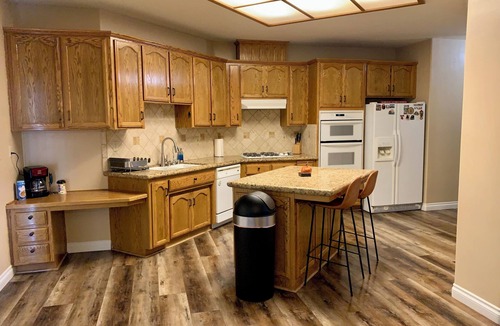 Greenacres House | Relaxing NW Bakersfield Home & Pool for travelers - 8 guests