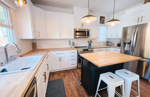 Napa Cottage | Remodeled 1900s cottage-10 min walk to Downtown Napa and pet friendly!