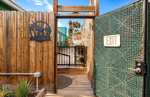 Stockton Hotel | Resort Perks: 10 beds, Beach Hou.se, deck & kitchen