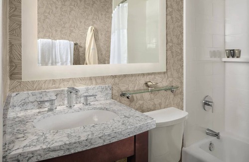 Central Mission Beach Hostel | Resort Studio King, Bahia Resort Hotel, Private Beach, Heated Pool, Mission Bay