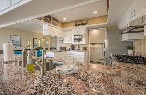 Bullhead City House | Riverfront Beach Resort 5BDR+Casita & Bar on River