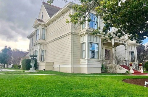Salinas House | Romantic King Suite Courtyard View Near Monterey