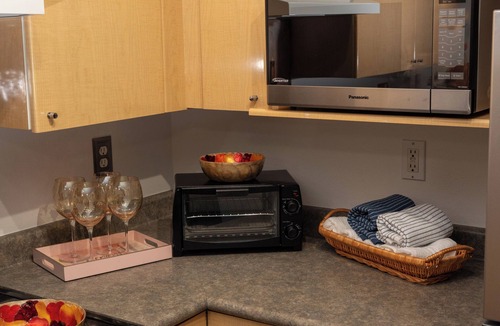 Belltown Condo | Romantic Seattle Escape Near Space Needle, Walkable, Modern, Parking