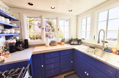 Old Town Cottage | Romantic Waterfront/Fire Pit/Hot Tub/Mins. to Beaches & Restaurants/Pet Friendly