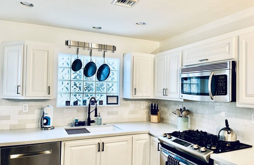 Crown Point House | Rooftop Bar w Bay View, Private Jacuzzi, BBQ and Parking for Two Cars