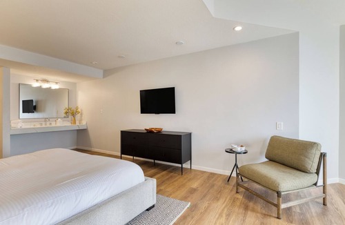 Diamond Crestview Hotel | Rooftop Ocean Views + Pool + Hot Tub | Walk to Beach + Galleries | The Mara