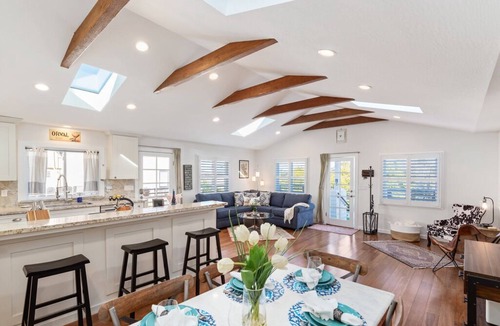 Monterey House | Rooftop Retreat - Monterey House - Walk to the Monterey Aquarium