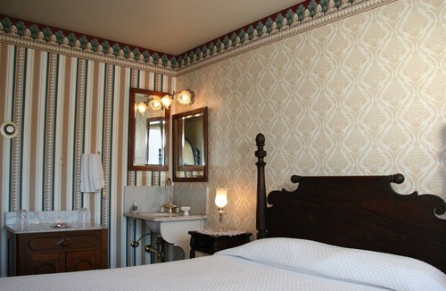 Pacific Grove Cabin | Rooftop view/1890Boston 5pc Mahogany pineapple QUEENBED, dresser/clawfoot tub