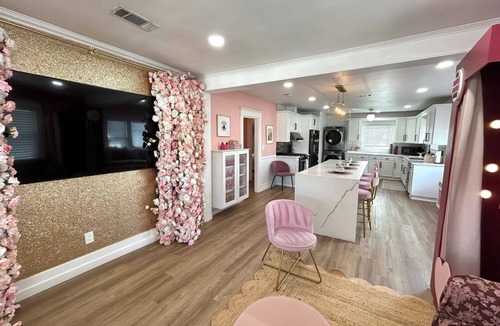 Eastside House | Rose Garden Tea Party Themed House in Historic Long Beach, 1 mile to sand!