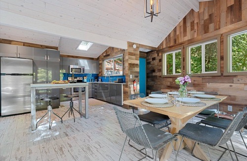 Guerneville Cabin | Russian River Treetop Cabin! Hot Tub~Pups OK~Sydney's Retreat
