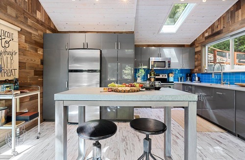 Guerneville Cabin | Russian River Treetop Cabin! Hot Tub~Pups OK~Sydney's Retreat