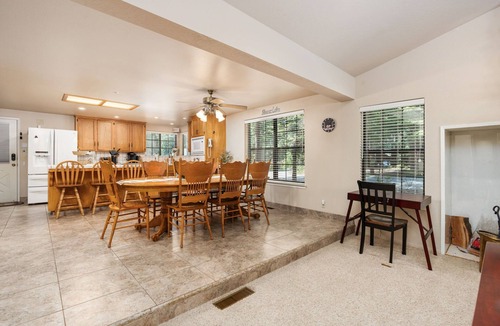 Shaver Lake Cabin | Rustic Pines- Family Fun Game Cabin in East Village