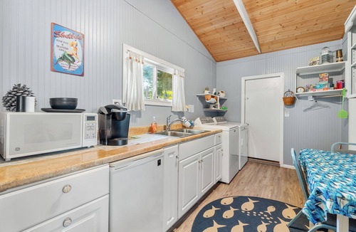 Smith River House | Sea Dreamer Cottage | Steps to Beach | Smith River