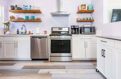 Riverside House | Sea Shell Cottage Near Downtown & UCR
