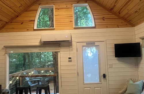 Shelby Cabin | Secluded creekside treehouse cabin in Shelby with hot tub, AC, WiFi