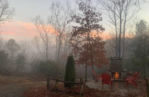 Brevard Cabin | SECLUDED MOUNTAIN GETAWAY WITH MOUNTAIN VIEWS/PRIVATE LAKE ACCESS/PET OK/WIFI