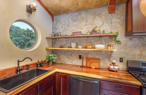 Three Rivers House | Sequoia Haven Hole - Whimsical Earthberm FairyTale, Riverfront. 1 min to Sequoia