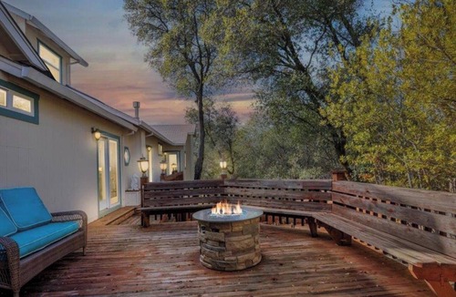 Groveland House | Serene Mountain Estate Near Yosemite –7BR Spacious, Game Room, Hot Tub.
