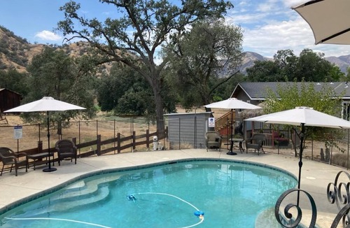 Three Rivers Cottage | Shared Pool/Arcade Games/Walk to Town/Near Sequoia National Park