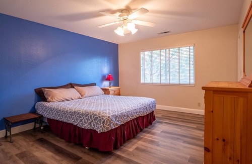 Lakehead House | Shasta Memory Maker - family/work friendly 3 bed 2 bath sleeps 10 Boat parking