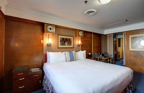 Harbor Hotel | Short Drive to Long Beach Airport and Cabrillo Aquarium! Pets are Allowed Here