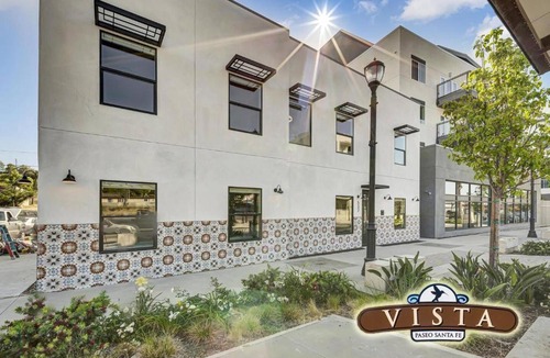 Vista Apartment | Single Bedroom - Queen Size. Heart of Downtown Vista