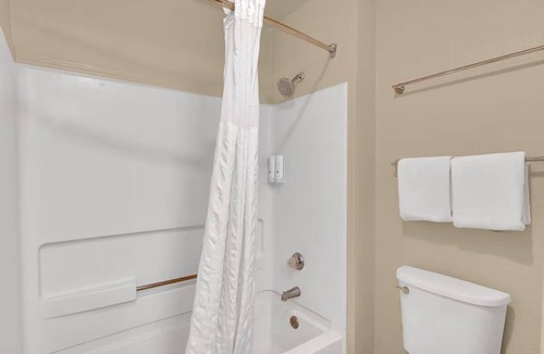 Vallejo Hotel | Six Flags 1 KingBed w/Breakfast & Pool