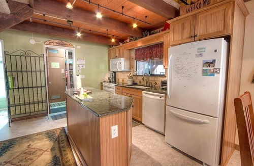 Al Tahoe House | Sky Chalet 3 Bedroom Cabin by RedAwning