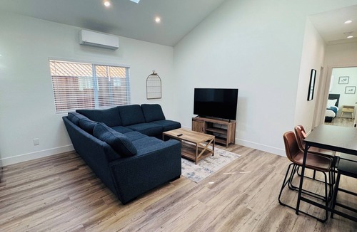 Pleasant Hill Cottage | Sleek & Comfy ~ New ~ Near Shops & Cafes Entire 2BD/1BA Guesthouse