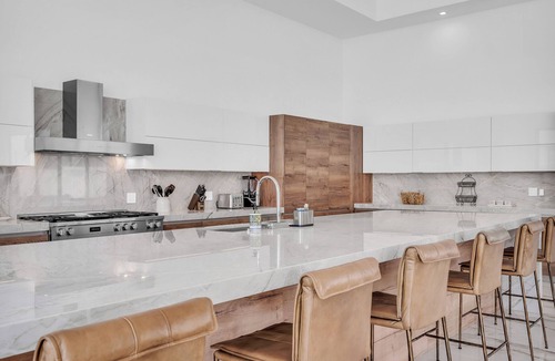 Indio Villa | Sleeps 17 | Private Pool + Pickleball Court + Fire Pit Near La Quinta | Bravo