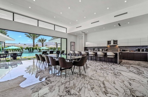 Indio Villa | Sleeps 20 Pool + Hot Tub + Pickleball Court Near La Quinta + Golf | Bravo
