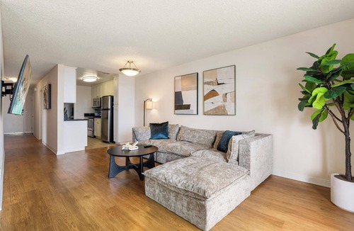 Marina Peninsula Apartment | Smoky Quartz' Beachfront Full Marina View Walk to Venice Boardwalk Pool, Gym