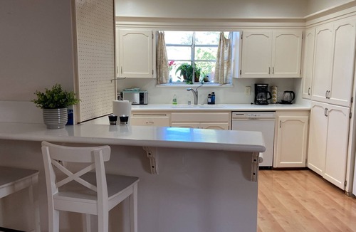 Cambrian Community House | Solar Heated Pool, Staycation Lovely 3bed/2ba Home