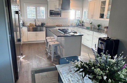 The Plaza House | SolunaSpa Retreat Chefs Kitchen 10 Min to Beach