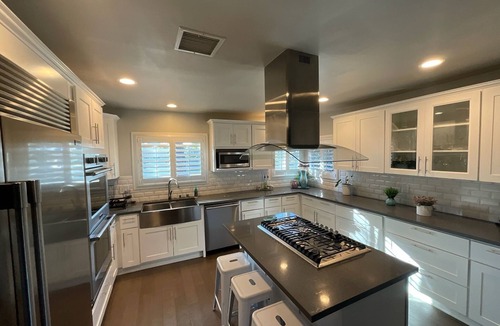 The Plaza House | SolunaSpa Retreat Chefs Kitchen 10 Min to Beach