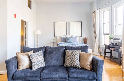 Gaslamp Quarter Hotel | Spacious 1 BR 700 sq ft loft suite with free parking, steps to the Convention Center and Gaslamp dining. Ideal for business or group travel.