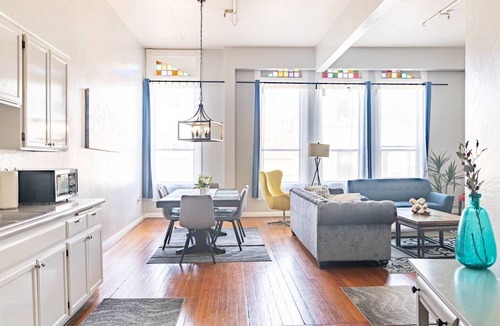 Gaslamp Quarter Hotel | Spacious 1 BR 700 sq ft loft suite with free parking, 4 Beds, steps to the Convention Center and Gaslamp dining. Ideal for business or group travel.