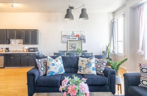 Gaslamp Quarter Hotel | Spacious 1 BR 700 sq ft loft suite with free parking, 4 Beds, steps to the Convention Center and Gaslamp dining. Ideal for business or group travel.