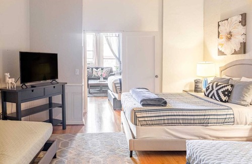 Gaslamp Quarter Hotel | Spacious 1 BR 700 sq ft loft suite with free parking, 4 Beds, steps to the Convention Center and Gaslamp dining. Ideal for business or group travel.