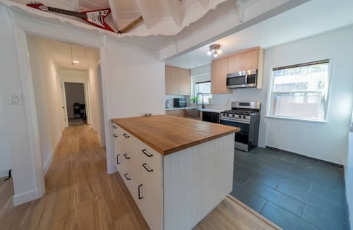 Lake Balboa House | Spacious 3-bedroom house in tranquil LA, Big Backyard and Recording Studio